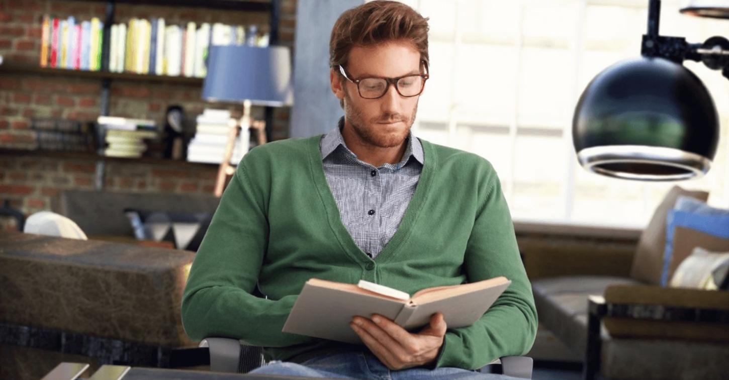 Άτομο εργάζεται σε δημιουργικό έργο μετά από παρακολούθηση τεχνικών masterclass