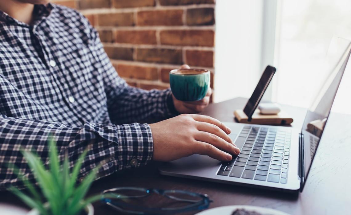 Επαγγελματίες σε εργασιακό περιβάλλον με τεχνολογικό εξοπλισμό