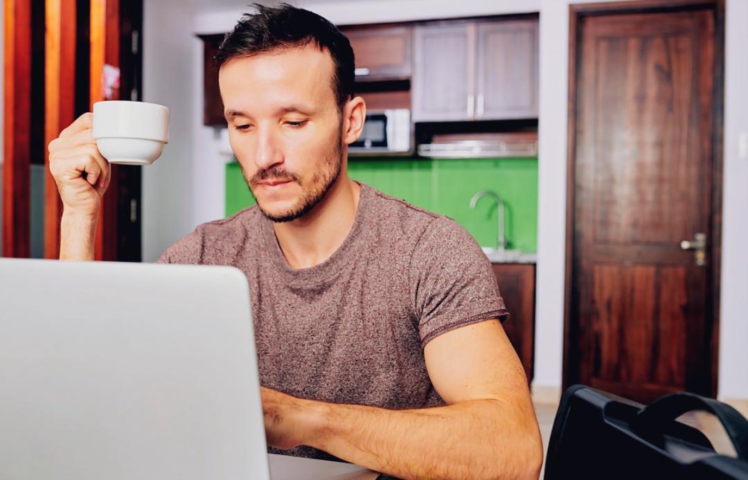 Συμμετέχοντες σε διαδικτυακό masterclass παρακολουθούν διαδραστική παρουσίαση από επαγγελματία εκπαιδευτή