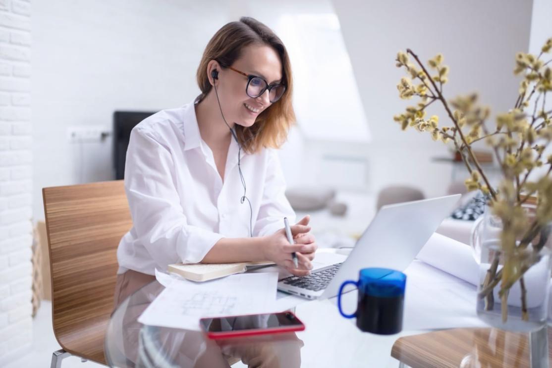 Ομαδική εκπαιδευτική συνεδρία με επαγγελματίες που συνεργάζονται